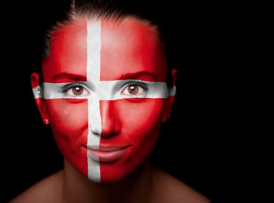Kobieta z flagą Danii namalowaną na twarzy