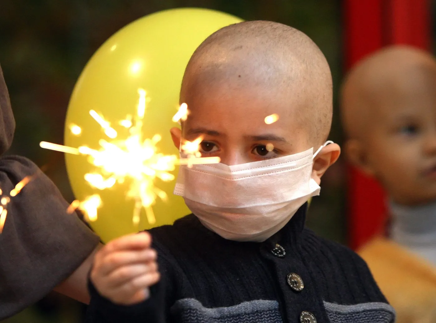 Chwila radości w przepełnionych badaniami i nieprzyjemnym leczeniem życiu małych pacjentów Białoruskiego Centrum Badań Onkologii Dziecięcej i Hematologii, dzieci zmagających się z nowotworem