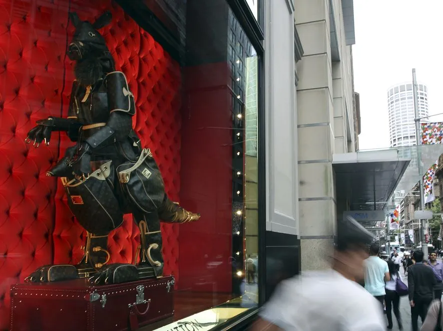 Zwierzęta z galanterii skórzanej na wystawie butiku Louis Vuitton