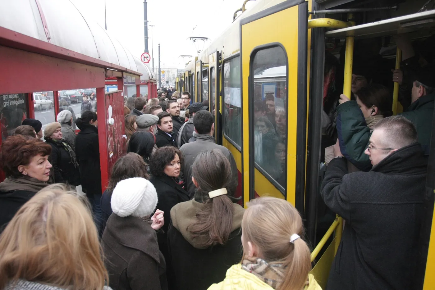 3253841-tlum-na-przystanku-tramwajowym.jpg