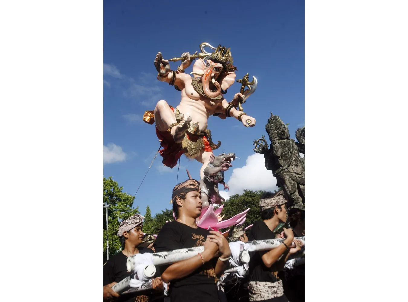 3259500-dzakarta-indonezja-parada-nyepi.jpg