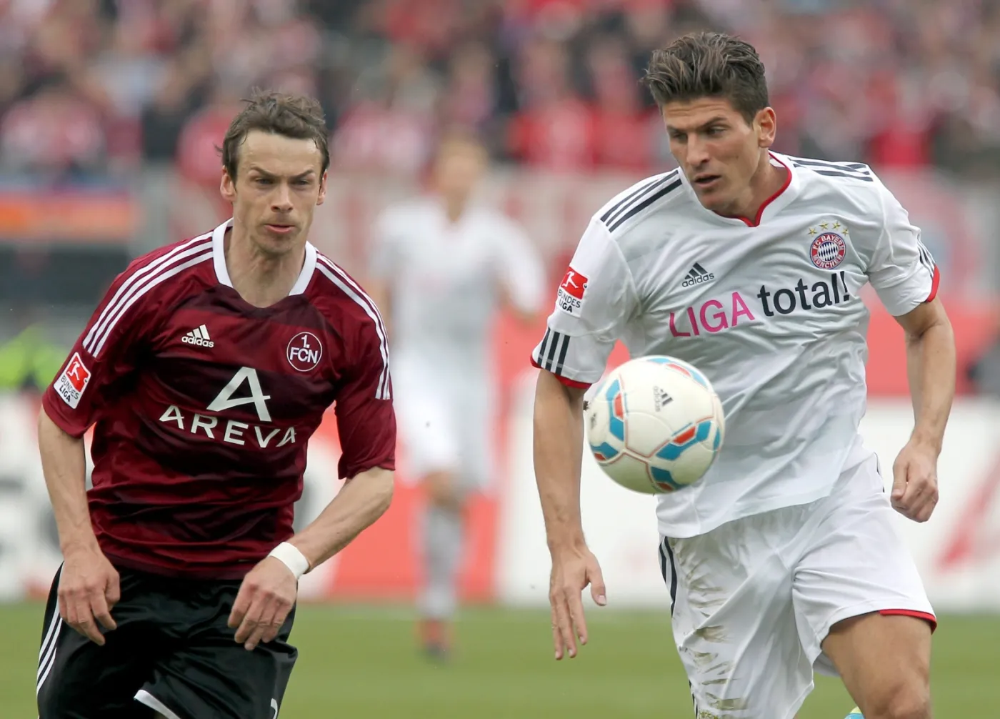 Mario Gomez i Markus Feulner w meczu 1. FC Nuremberg - FC Bayern Monachium