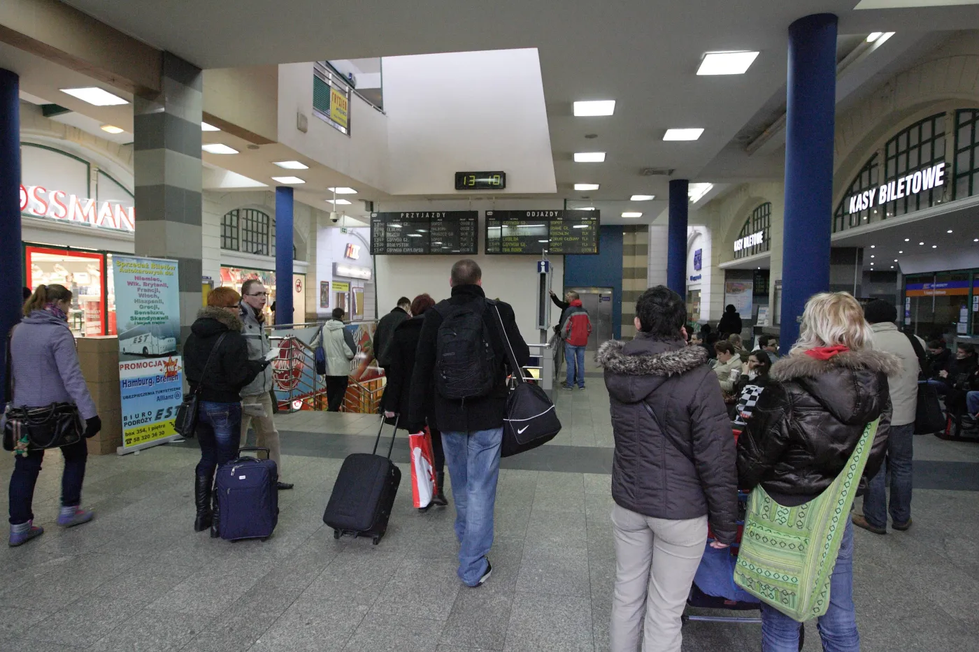 Pasażerowie czekający na dworcu PKP