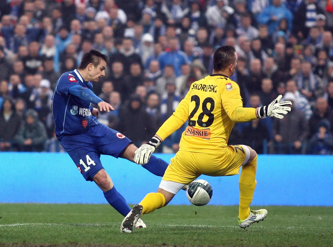 Łukasz Janoszka z Ruchu strzela na bramkę Łukasza Skorupskiego z Górnika