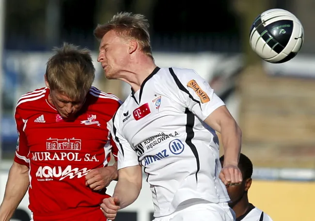 Zawodnik Górnika Zabrze Mariusz Magiera walczy o piłkę z Sylwestrem Patejukiem z Podbeskidzia Bielsko-Biała