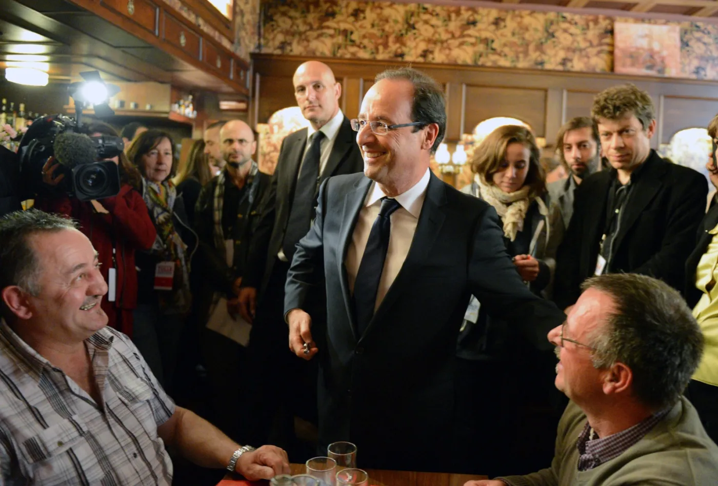 Nowy prezydent Francji Francois Hollande w sztabie wyborczym socjalistów