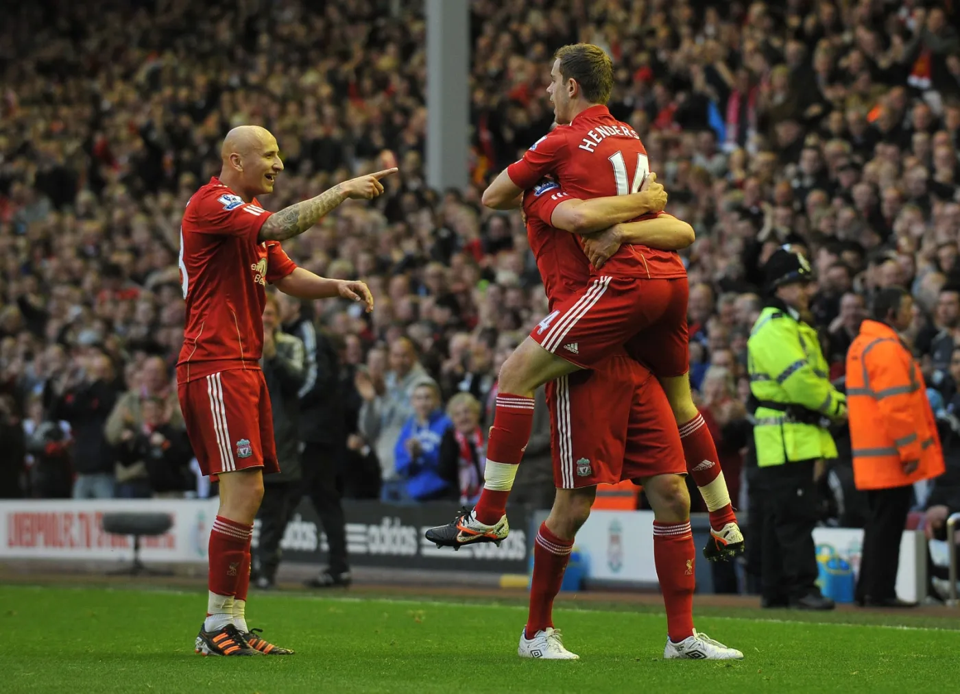 Piłkarze Liverpoolu cieszą się z bramki strzelonej Chelsea Londyn