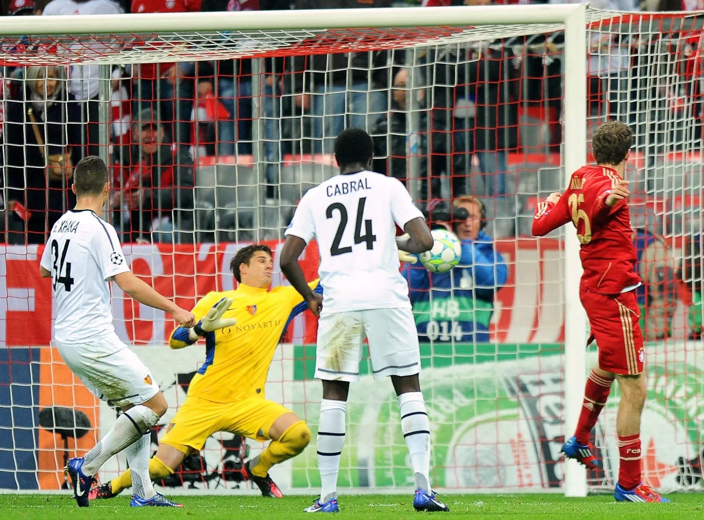 Thomas Mueller strzela gola dla Bayernu