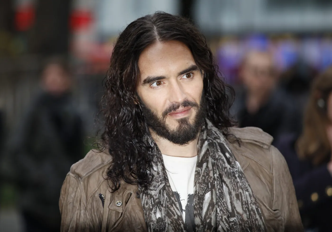 Russel Brand na premierze "Rock of Ages"