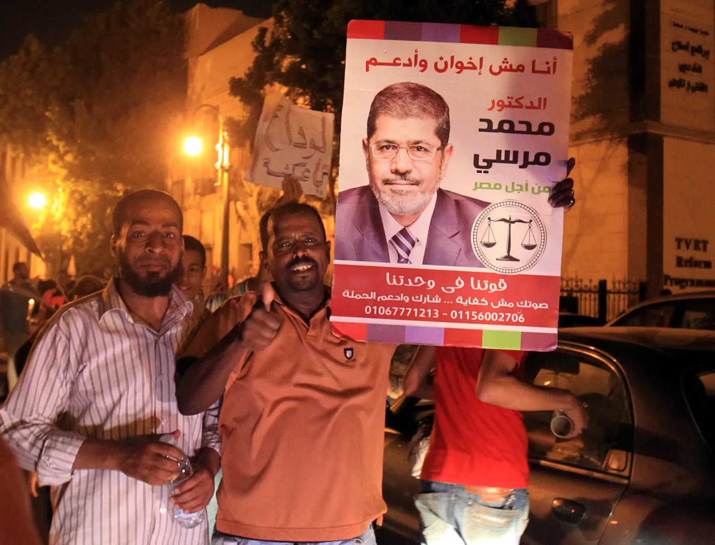 Wyborcy cieszą się ze zwycięstwa Mohameda Mersiego