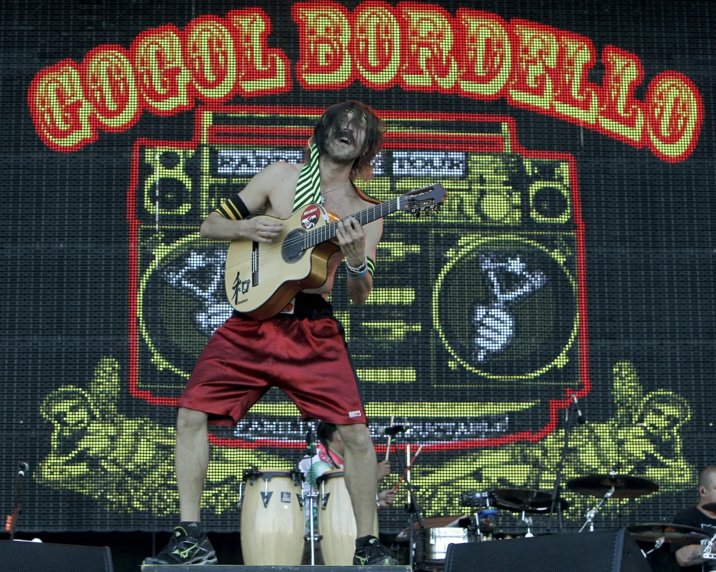 3750526-eugene-hutz-i-gogol-bordello-na.jpg