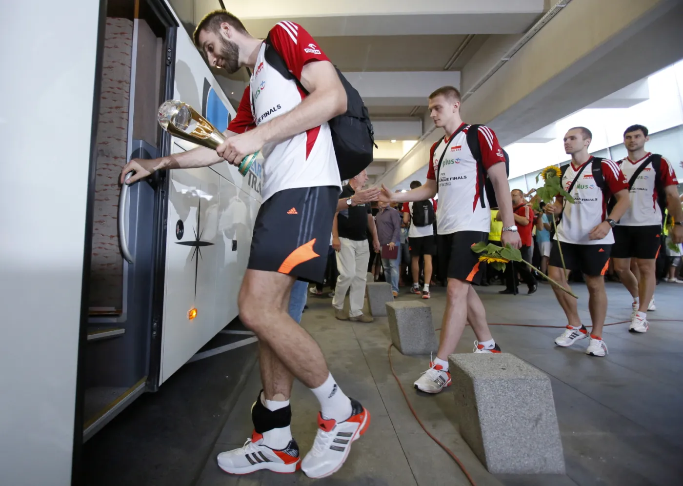 Powitanie polskich siatkarzy na warszwskim lotnisku Okęcie