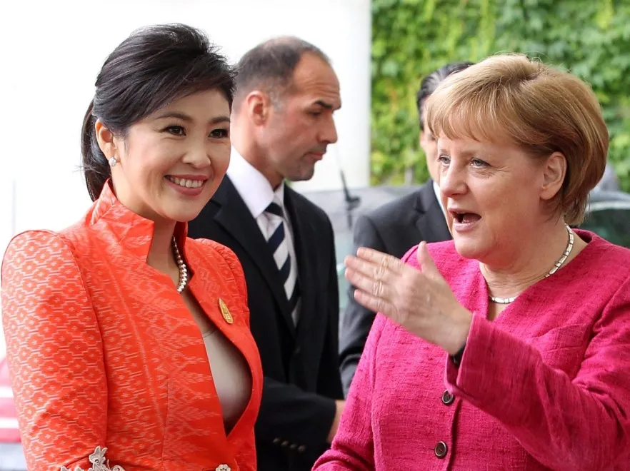 Piękna i bestia w kolorze... Superatrakcyjna premier Tajlandii u Angeli Merkel