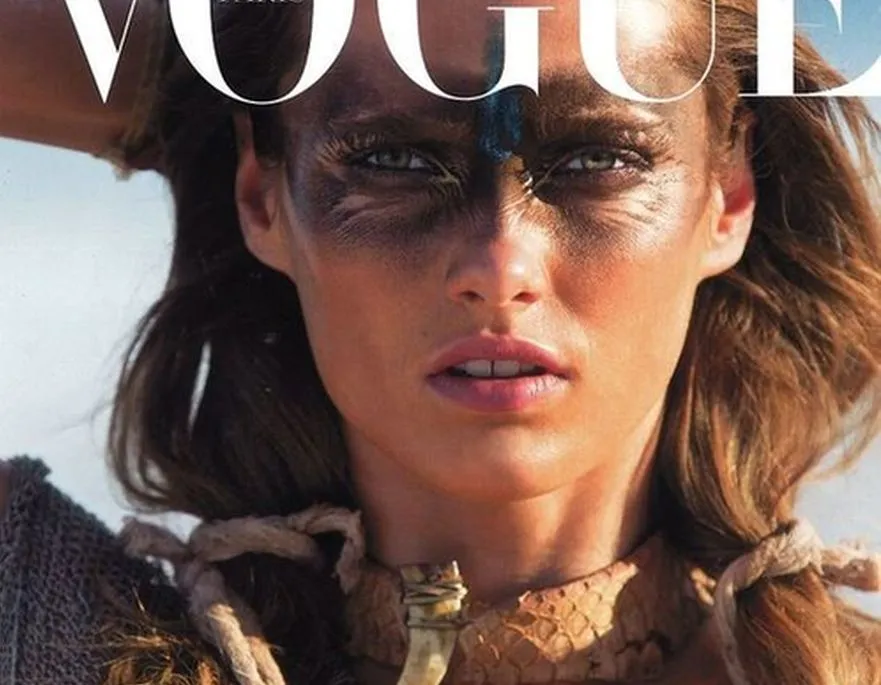 Zmarszczki na okładce! Pomarszczona modelka w "biblii mody"