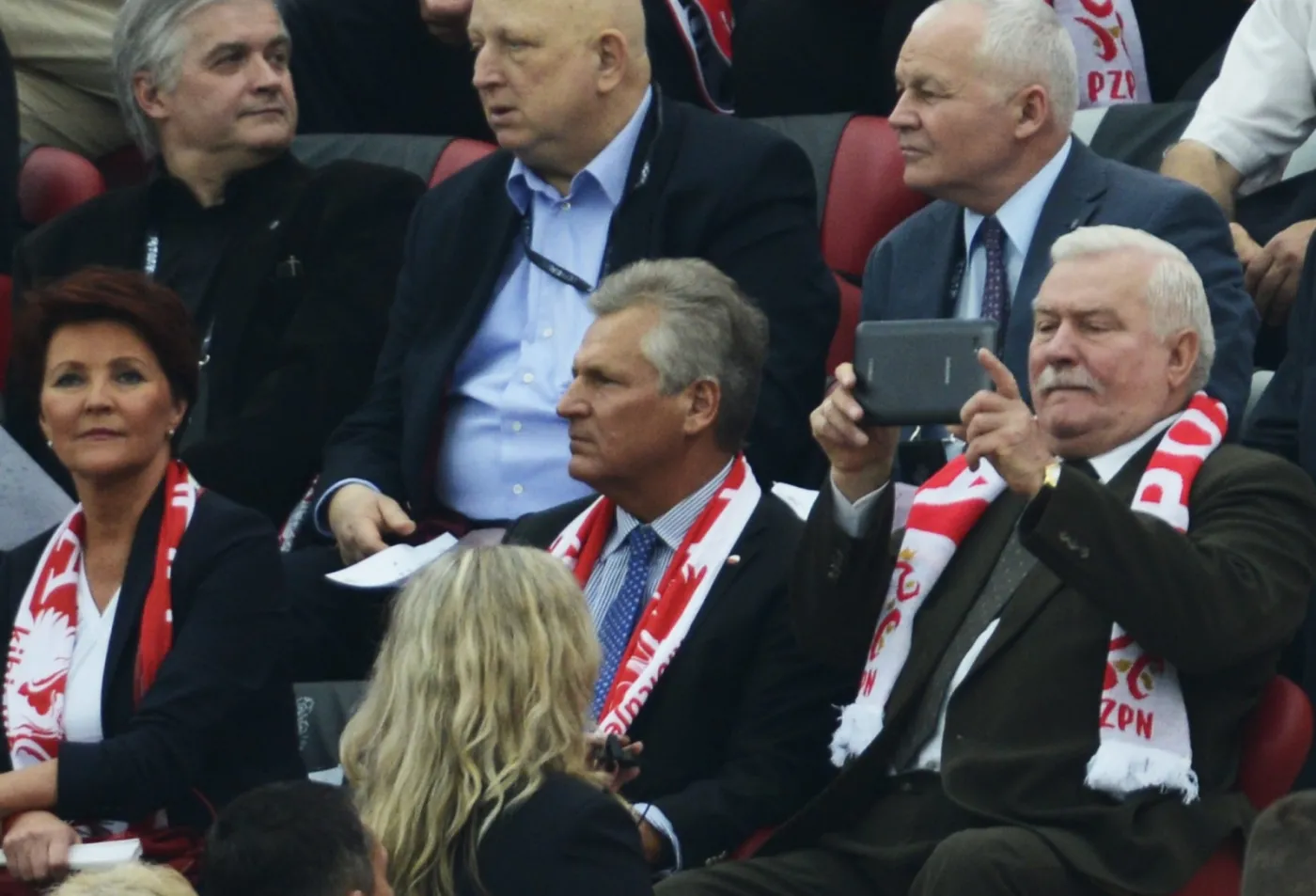 Byli prezydenci i premierzy na stadionie. Nie ma Kaczyńskiego