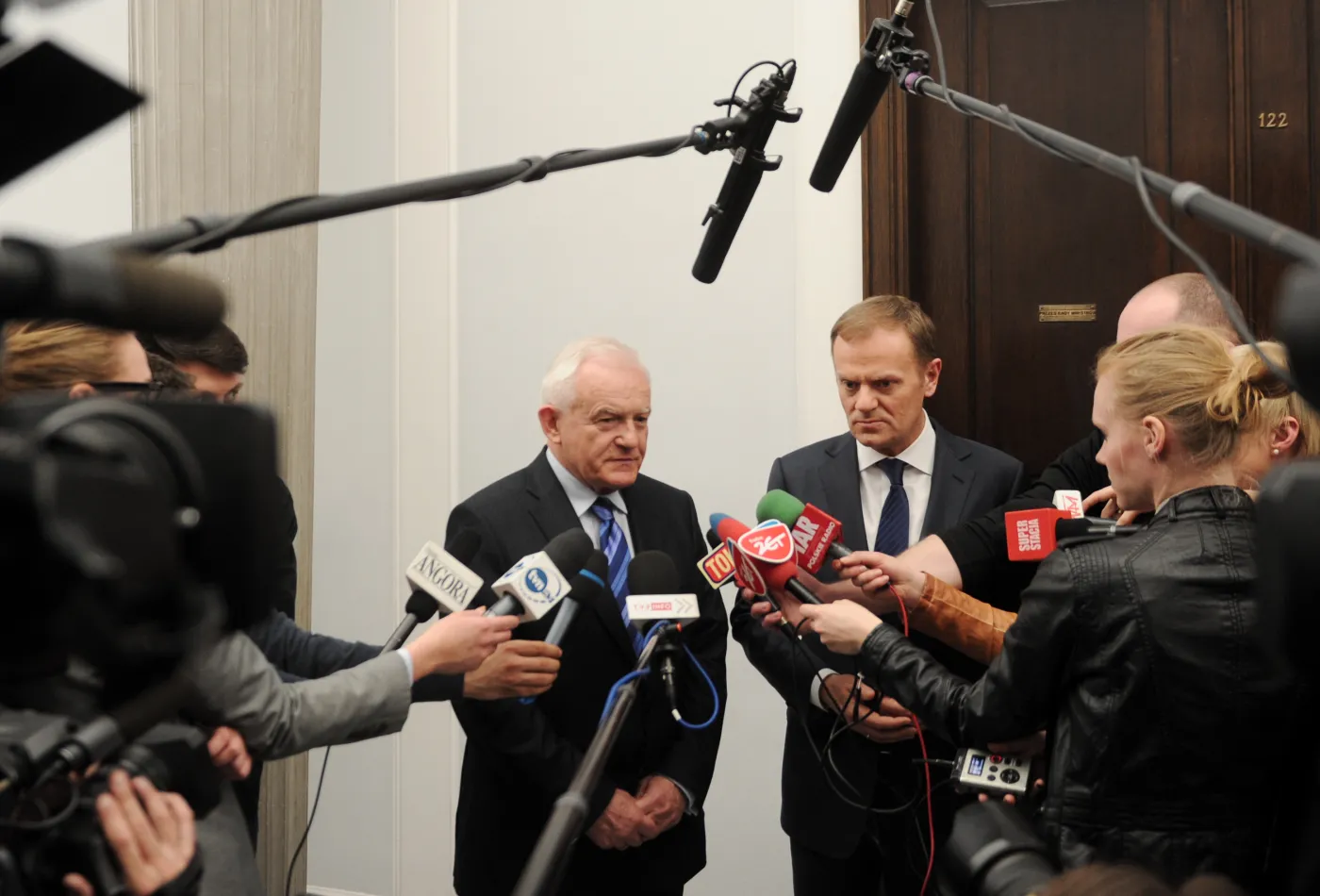 Donald Tusk i Leszek Miller po spotkaniu premiera z klubem SLD w marcu 2012