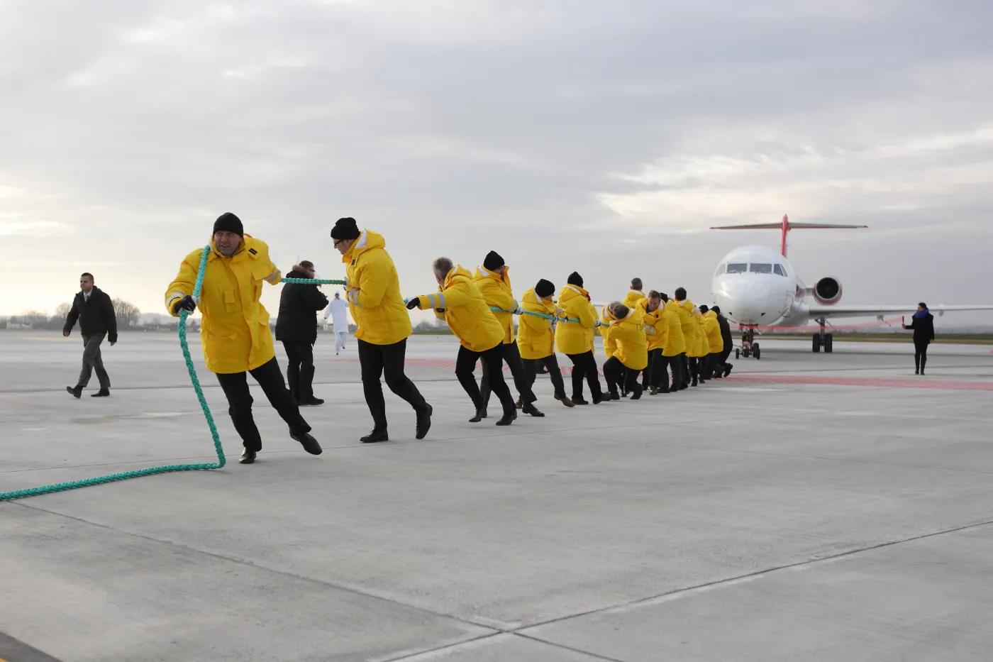 Politycy i samorządowcy ciągną samolot OLT Express