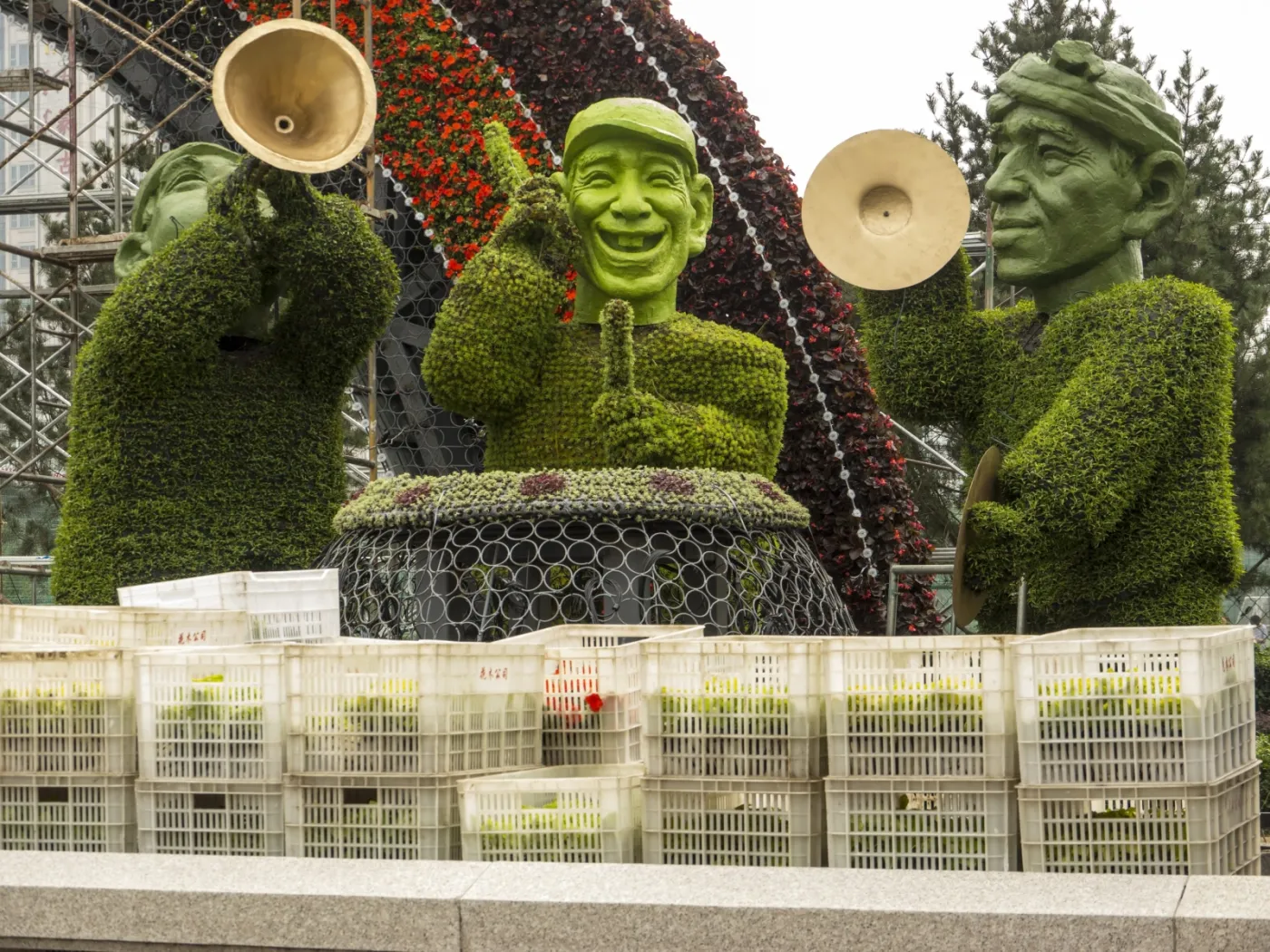 Malują trawę na zielono. Komuniści szykują się do najważniejszej rocznicy