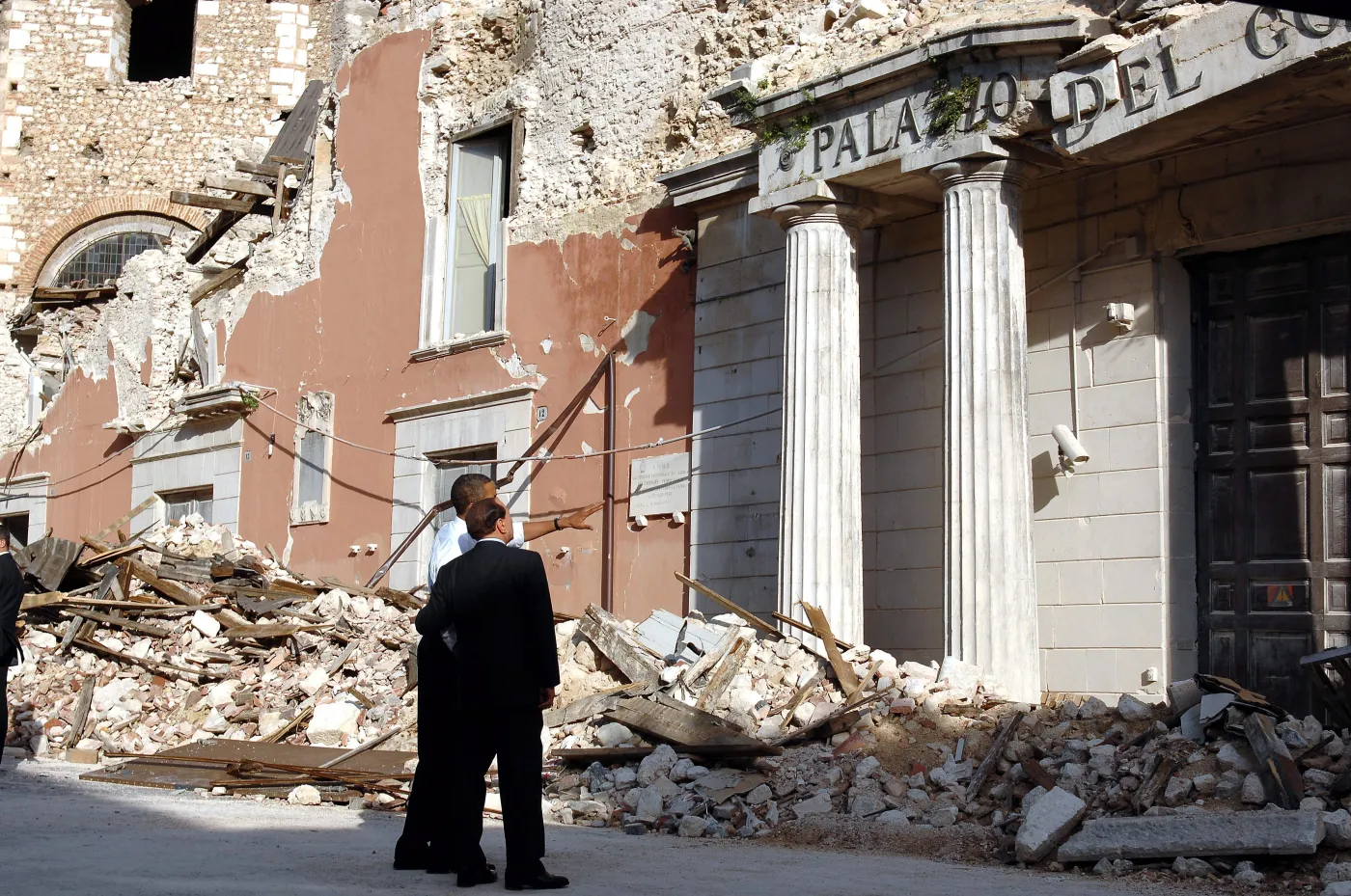 Barack Obama i Silvio Berlusconi w zniszczonym przez trzęsienie ziemi włoskim mieście L’Aquila