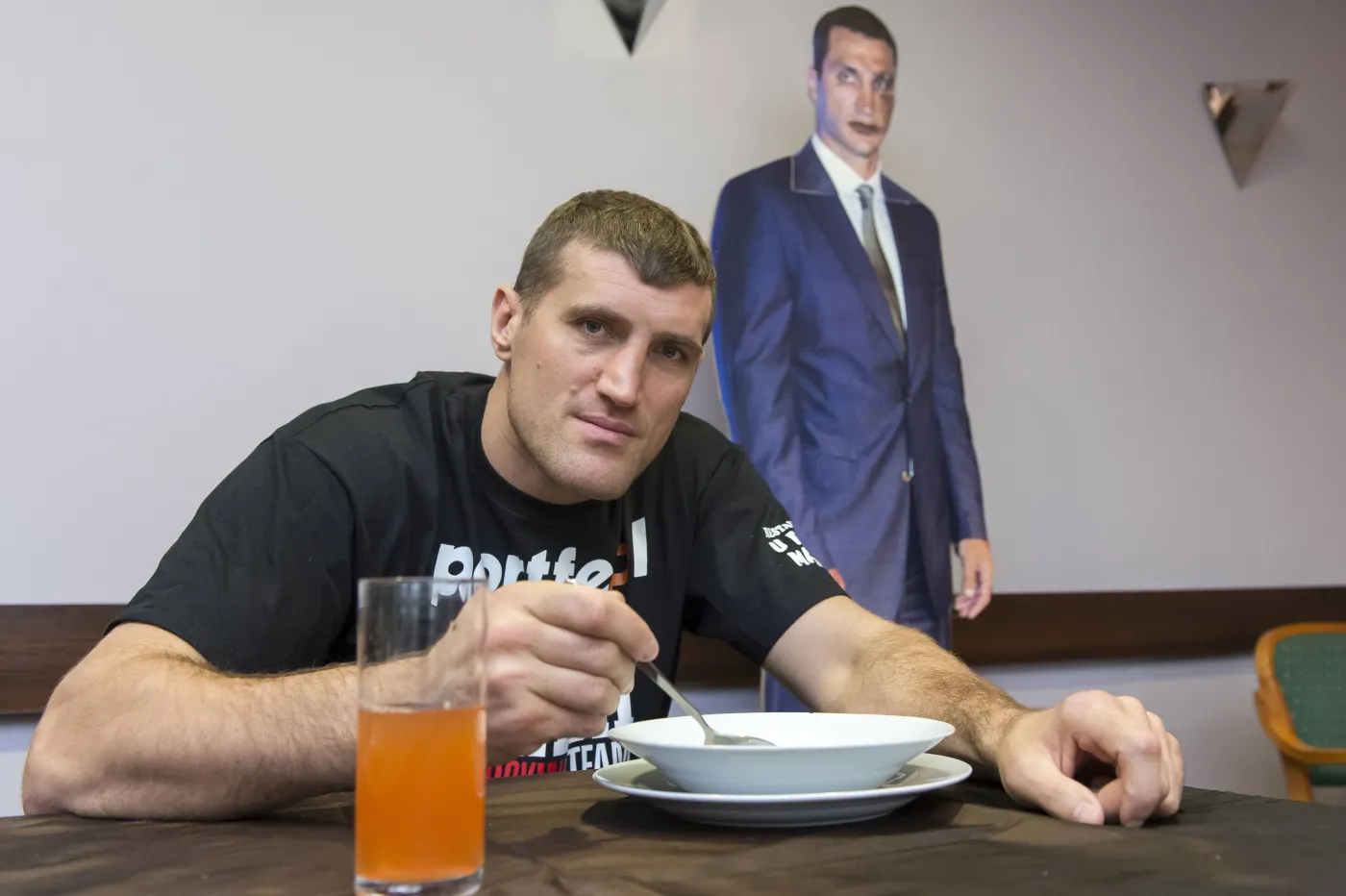 Mariusz Wach i papierowa atrapa Władimira Kliczki