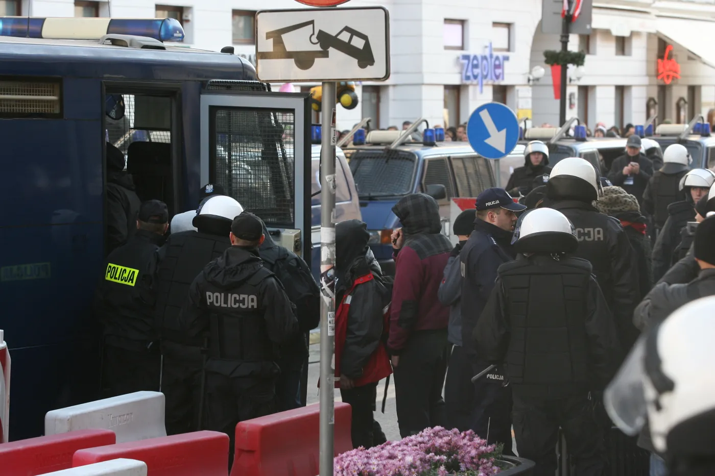 Niemieckie bojówki w Warszawie? Policja nic nie wie