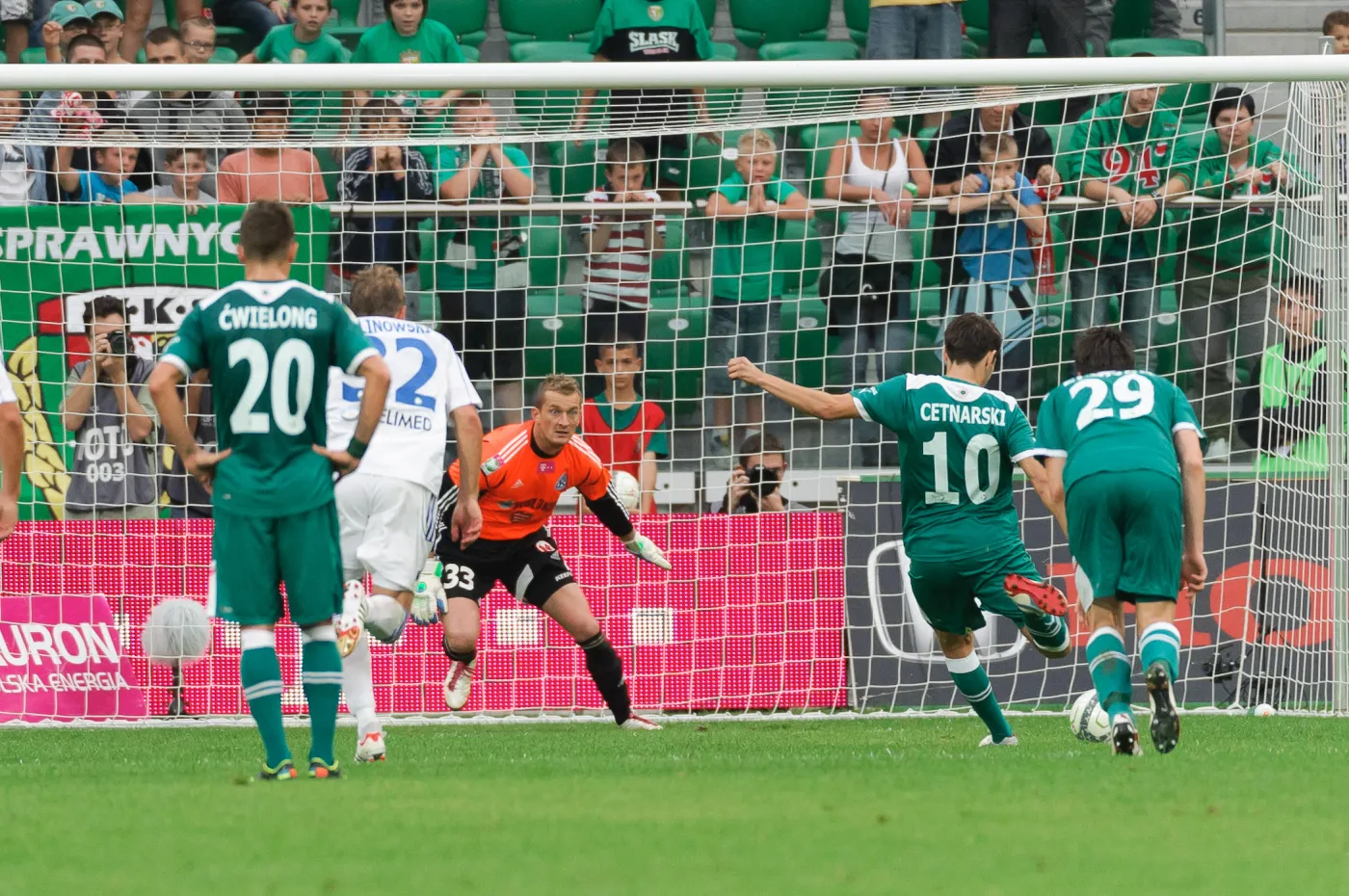 Mateusz Cetnarski wykonuje rzut karny