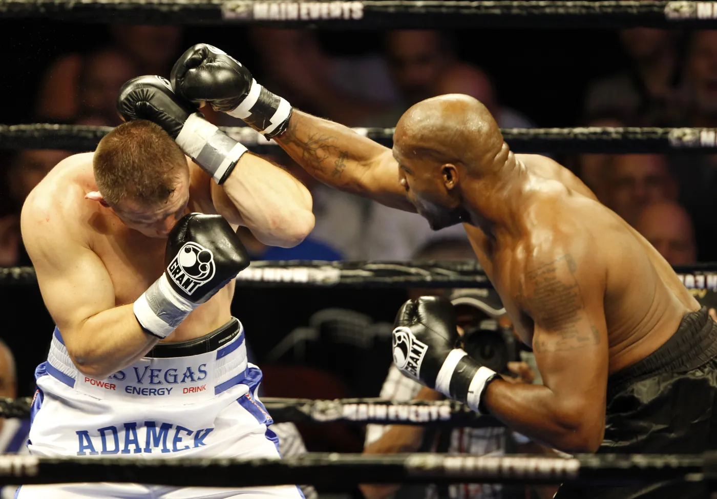 Tomasz Adamek vs Travis Walker