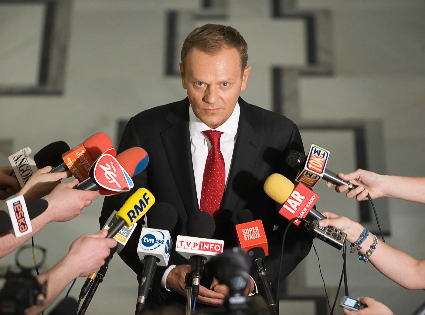 Donald Tusk mikrofony mikrofon dziennikarze
