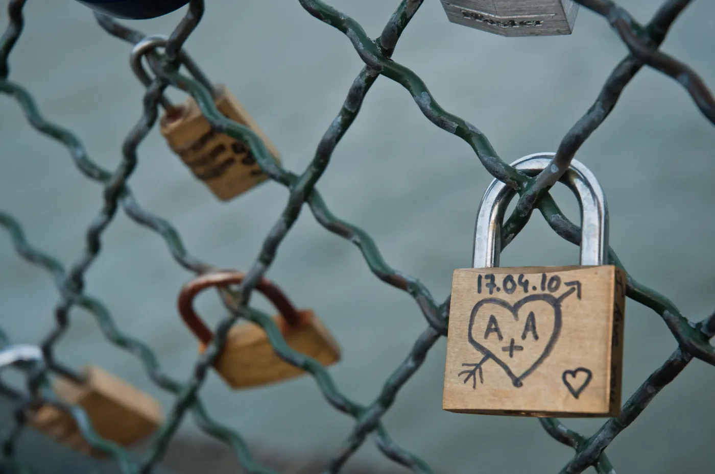 Pont des Arts w Paryżu i kłódki zapięte przez zakochanych