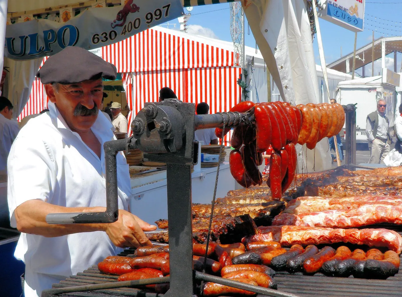 Gorące kiełbaski na hiszpańskim rynku