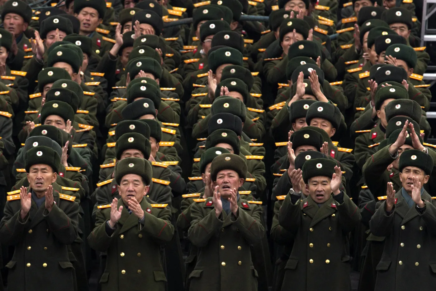 Żołnierze Korei Północnej cieszą się z kolejnej próby rakietowej