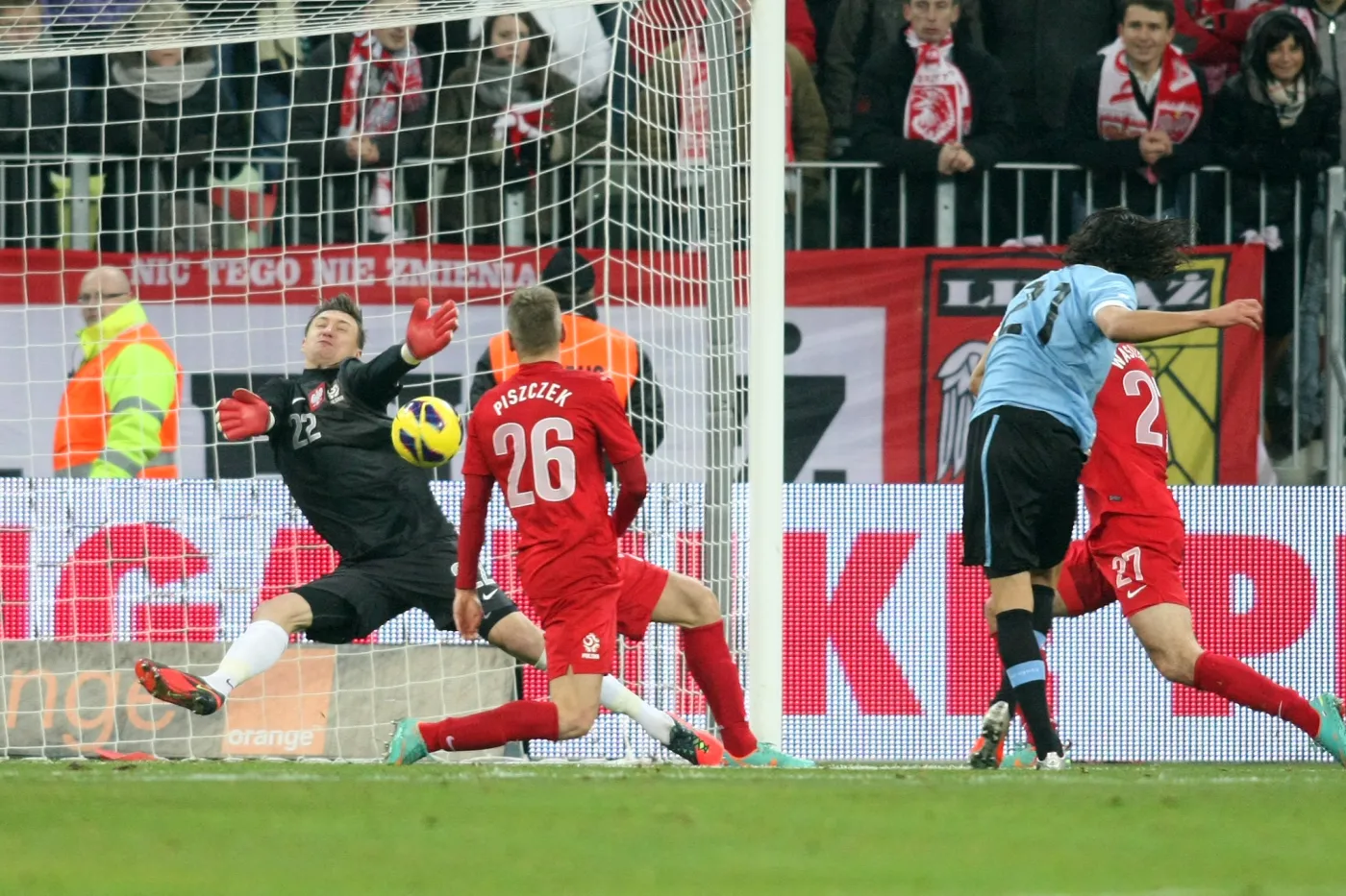 Edison Cavani strzela gola dla Urugwaju w meczu z Polską