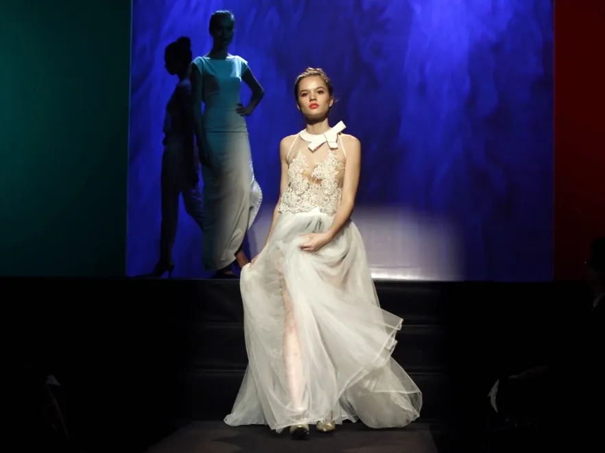 4358615-mix-match-fashion-show-wietnam.jpg