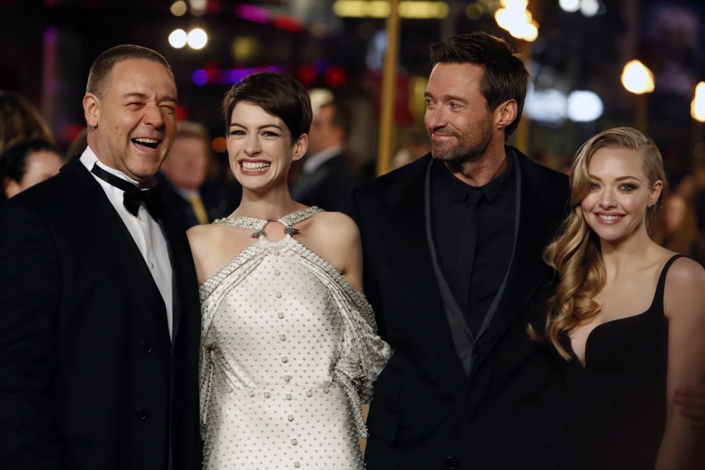 4369447-russell-crowe-anne-hathaway-hugh.jpg
