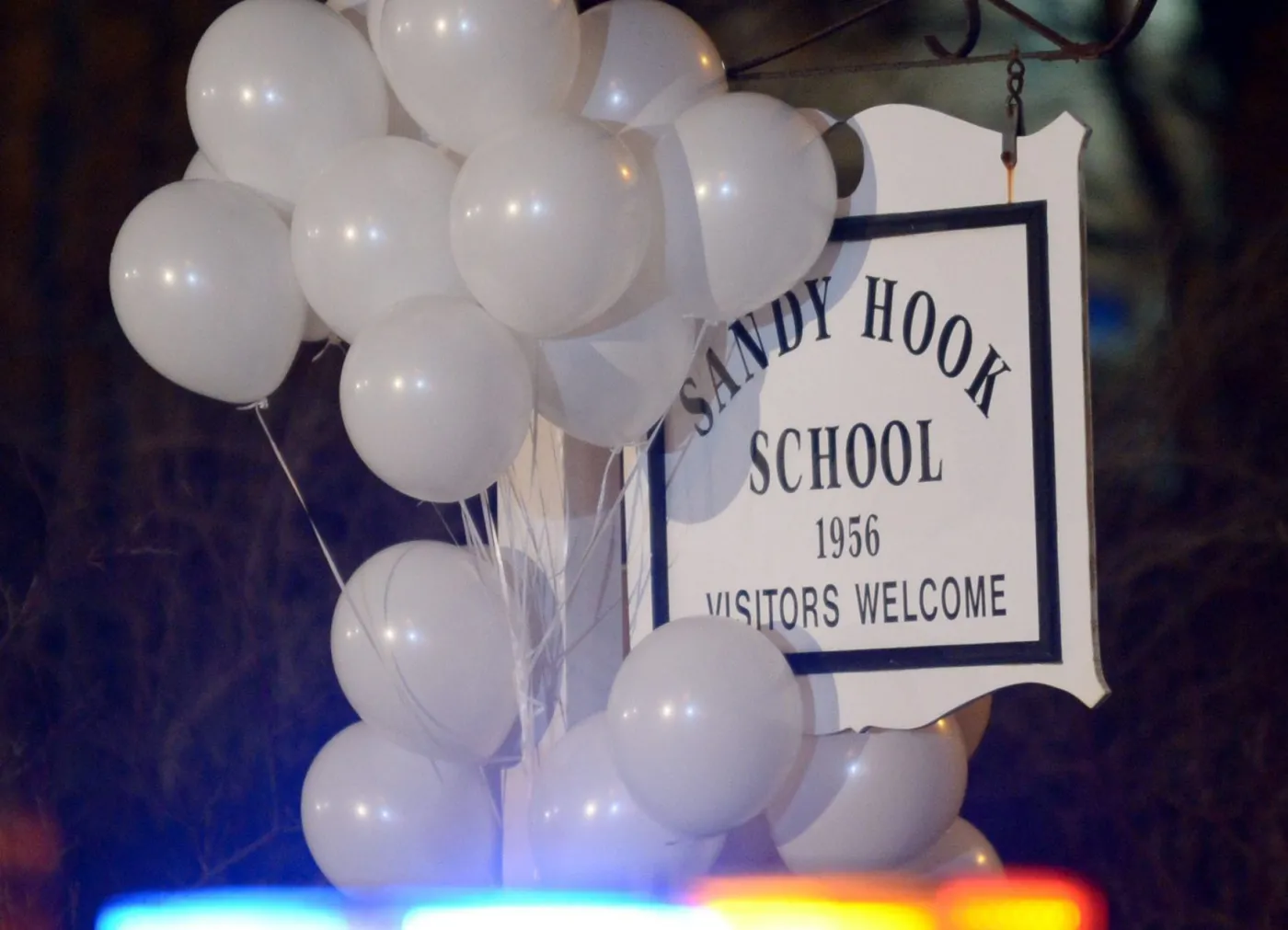 20 białych balonów przy wjeździe do szkoy w Newtown w Connecticut, USA