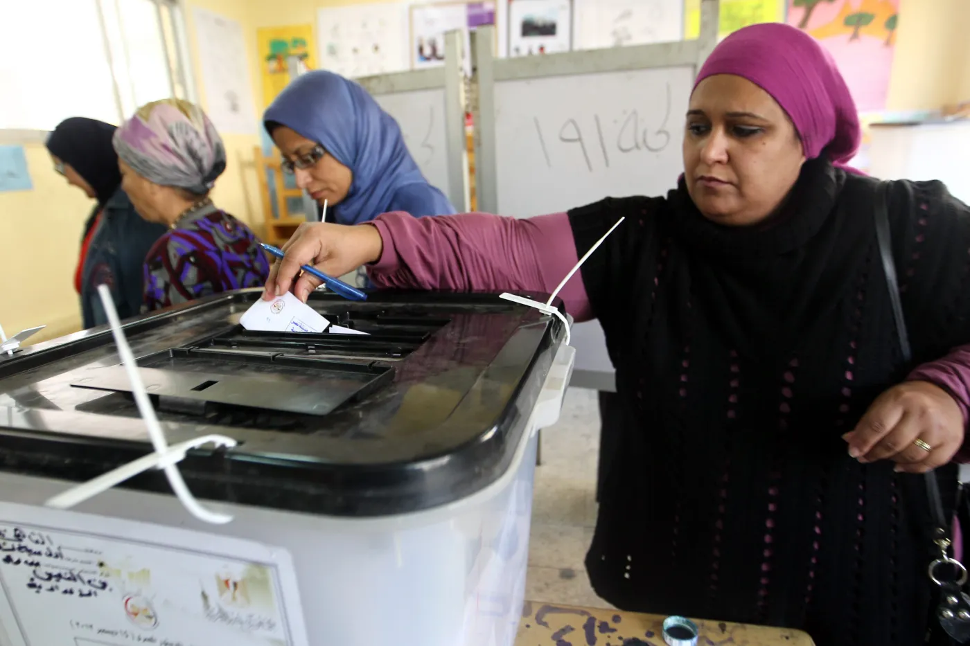 Kobieta głosująca w referendum konstytucyjnym w Egipcie