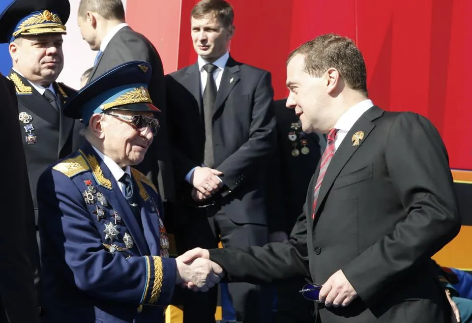 4940469-dmitrij-miedwiediew-na-paradzie.jpg