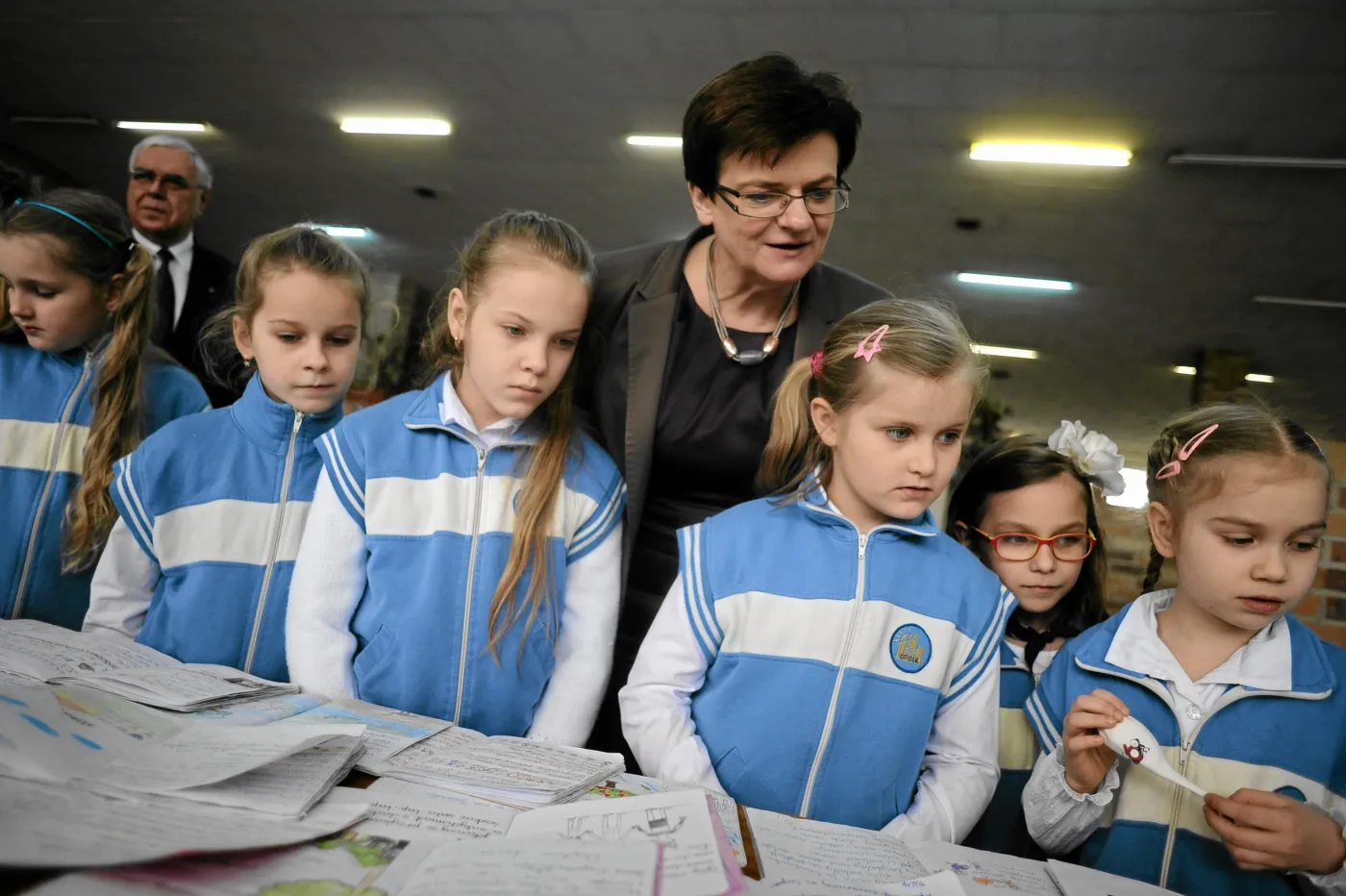 Minister Krystyna Szumilas wśród uczniów szkoły podstawowej