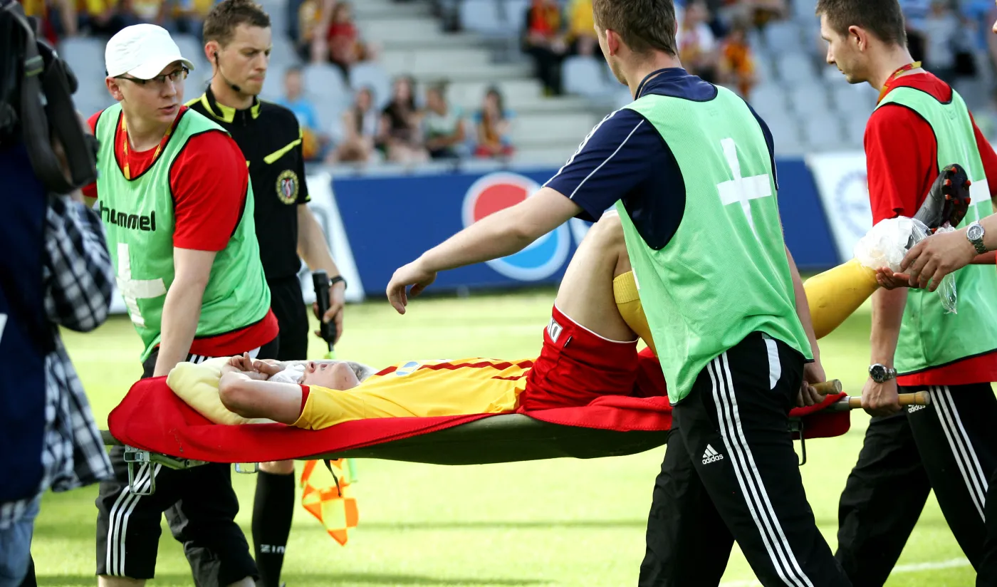 Mciej Korzym na noszach opuszcza boisko