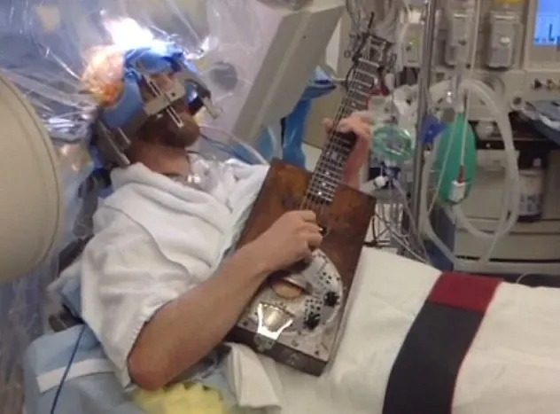 Pacjent grał na gitarze w czasie operacji