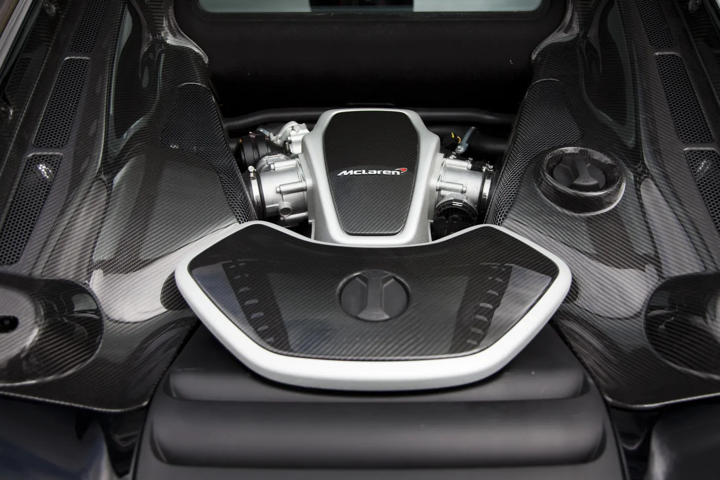 5055631-110620-mclaren-mp412cdetails006.jpg