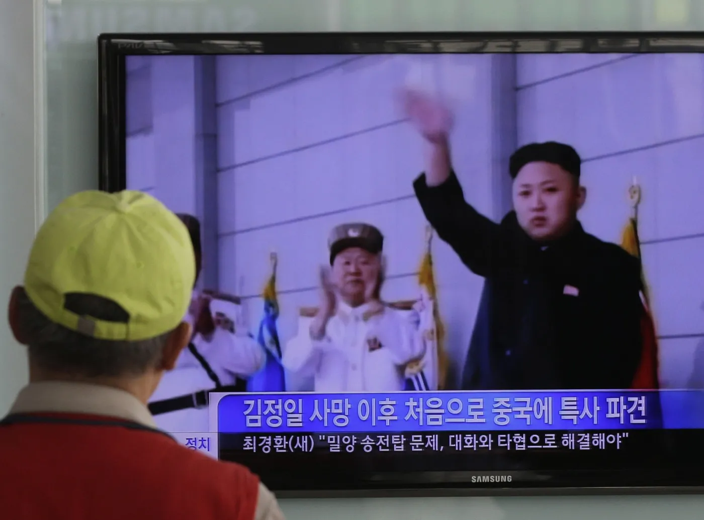 Kim Dong Un pozdrawia z ekranu telewizora