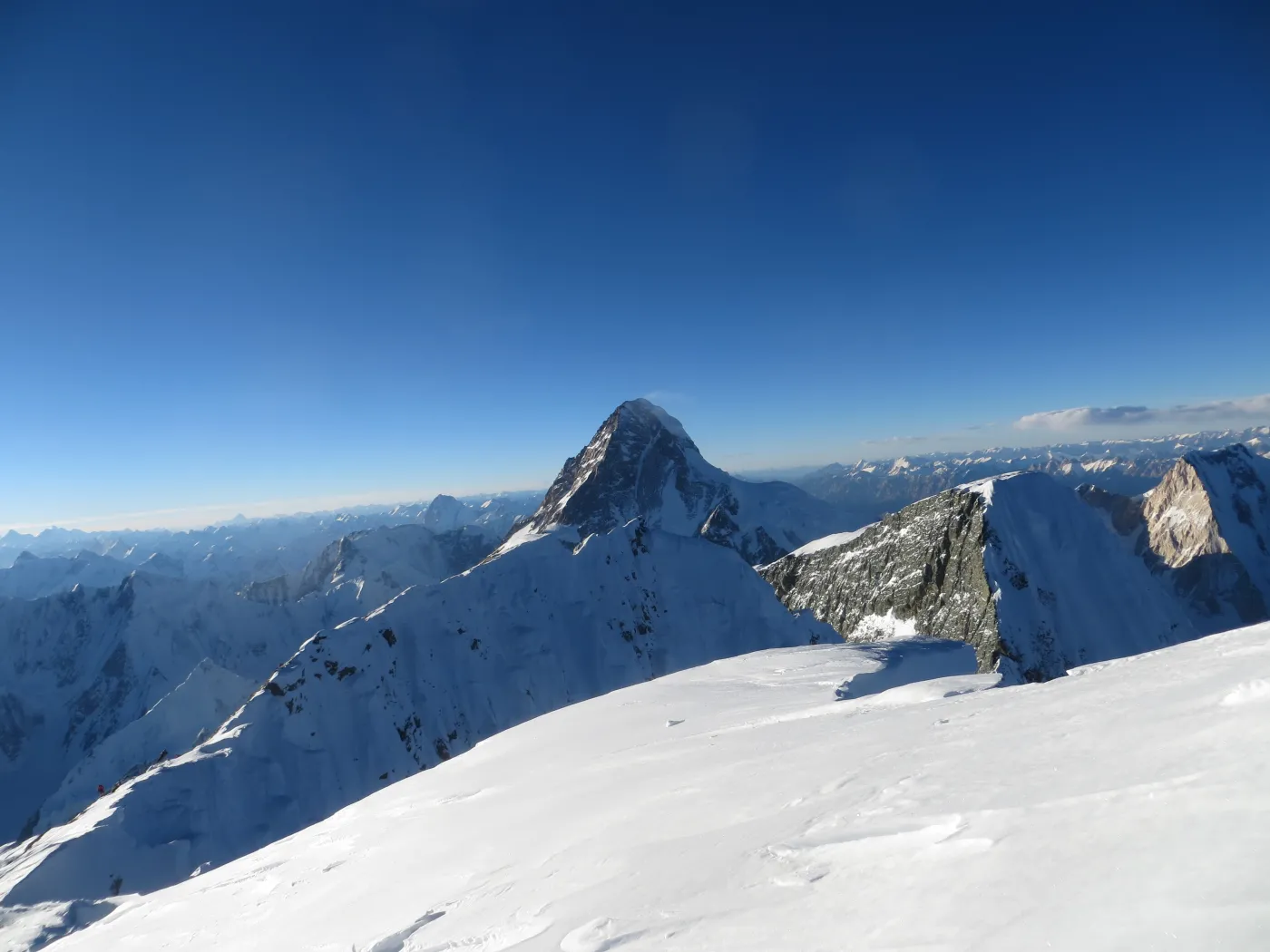 Widok z wierzchołka Broad Peak na K2, Rocky Summit, przełęcz i Broad Peak Middle