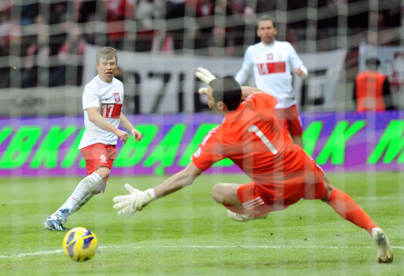 Jakub Kosecki strzela gola dla Polski w meczu z San Marino