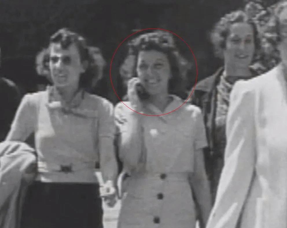 Kobieta z "telefonem komórkowym", fragment kroniki z 1938 roku