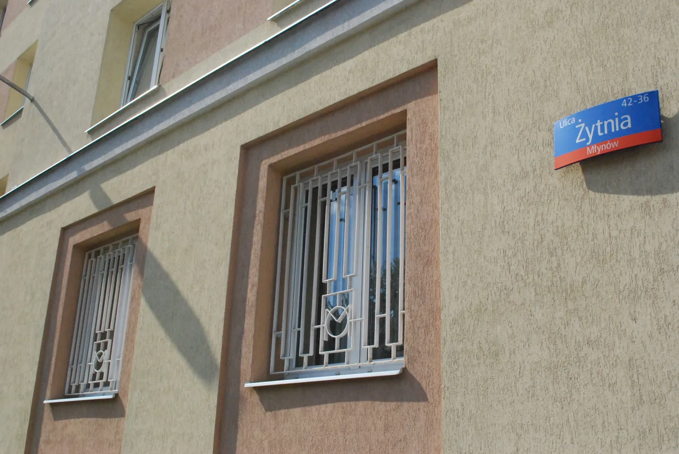 MO wiecznie żywa? Tak! W oknach komisariatu na Woli