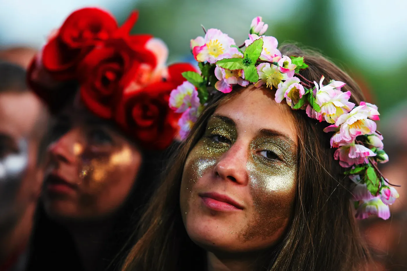 5287080-wianki-na-glowach-fanow-florence.jpg