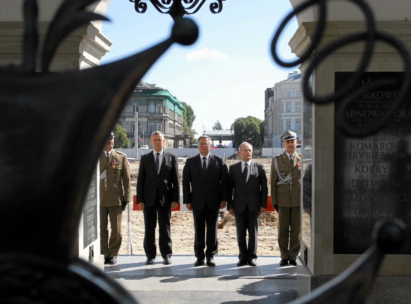 Prezydent Bronisław Komorowski, szef BBN gen. Stanisław Koziej i minister obrony narodowej Tomasz Siemoniak składają kwiaty przed Grobem Nieznanego Żołnierza