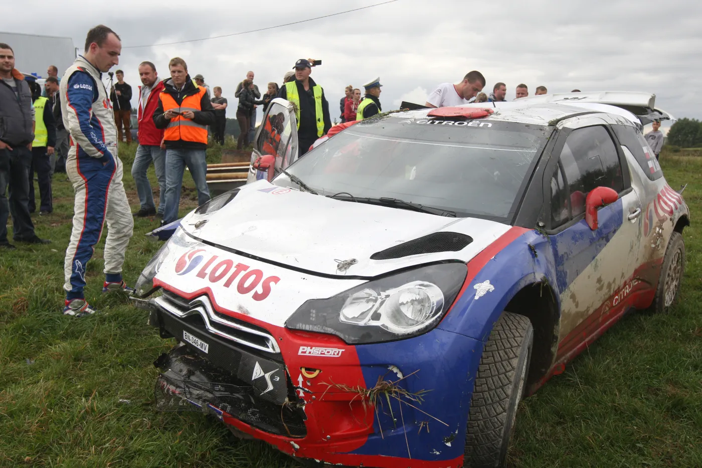 Kubica dachował. Auto zniszczone, ale kierowca cały