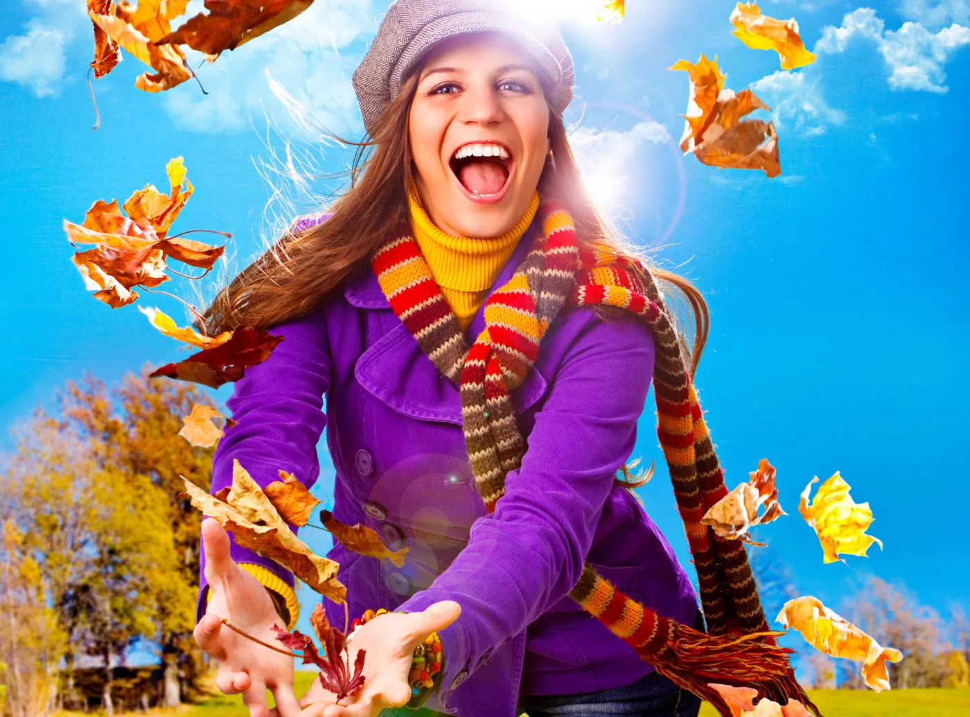 jesień spcer szczęście kobieta się śmieje